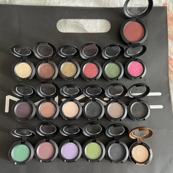 MAC Eyeshadow in Black Tied (Discontinued) - Picture 3 of 4